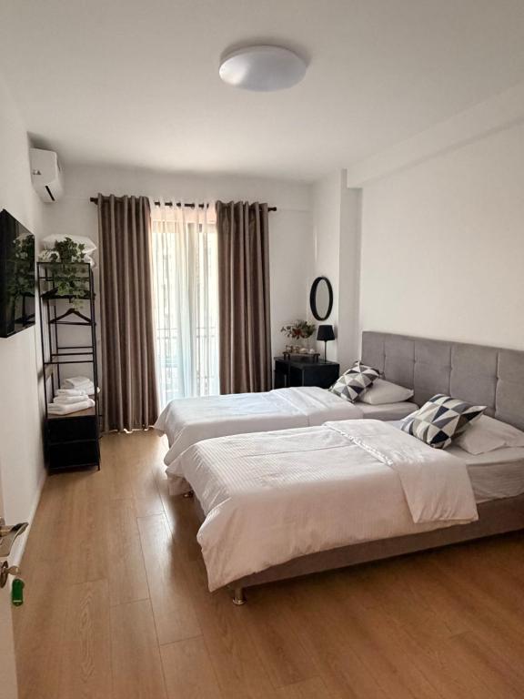 Grande chambre avec balcon et vue sur la ville