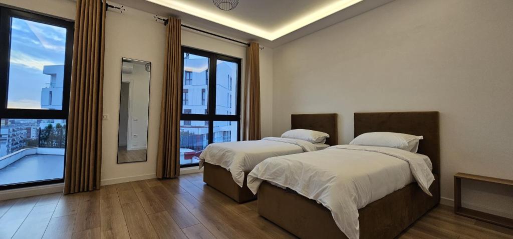 Chambre double moderne avec vue sur la ville