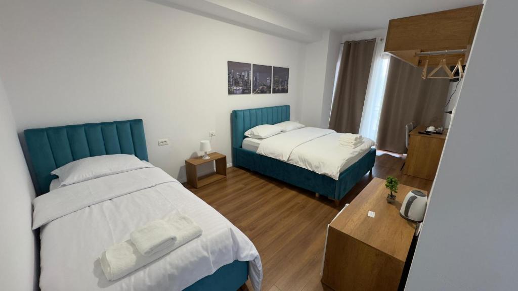 Chambre twin confortable avec art moderne