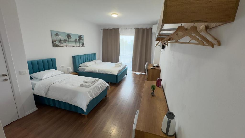 Chambre twin spacieuse au décor contemporain